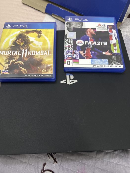 Продам ps4 pro с 3 играми и 1 джойстиком