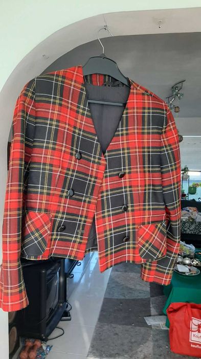 Късо дамско сако шотландско каре