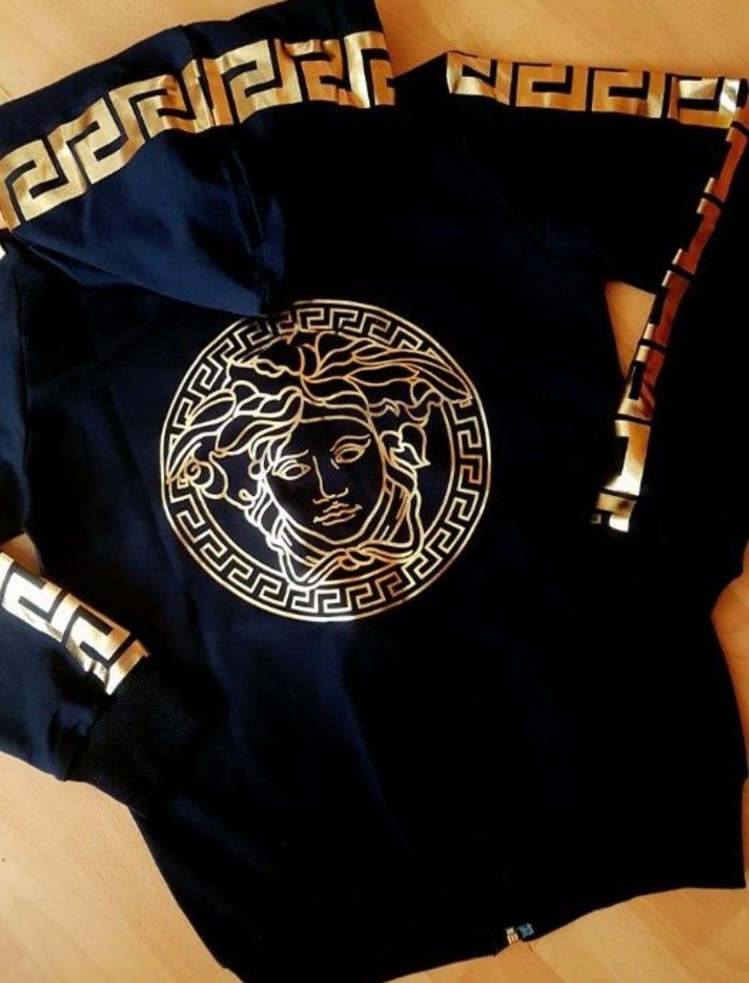 Treninguri Versace ,new model  diverse mărimi  logo auriu