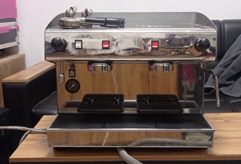 Продаётся кофемашина в комплекте с кофемолкой