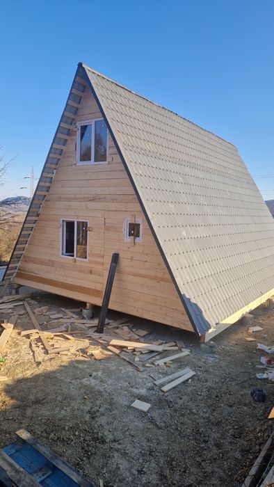 Meseriași în domeniul casei și cabane din lemn sau din panouri sandwic