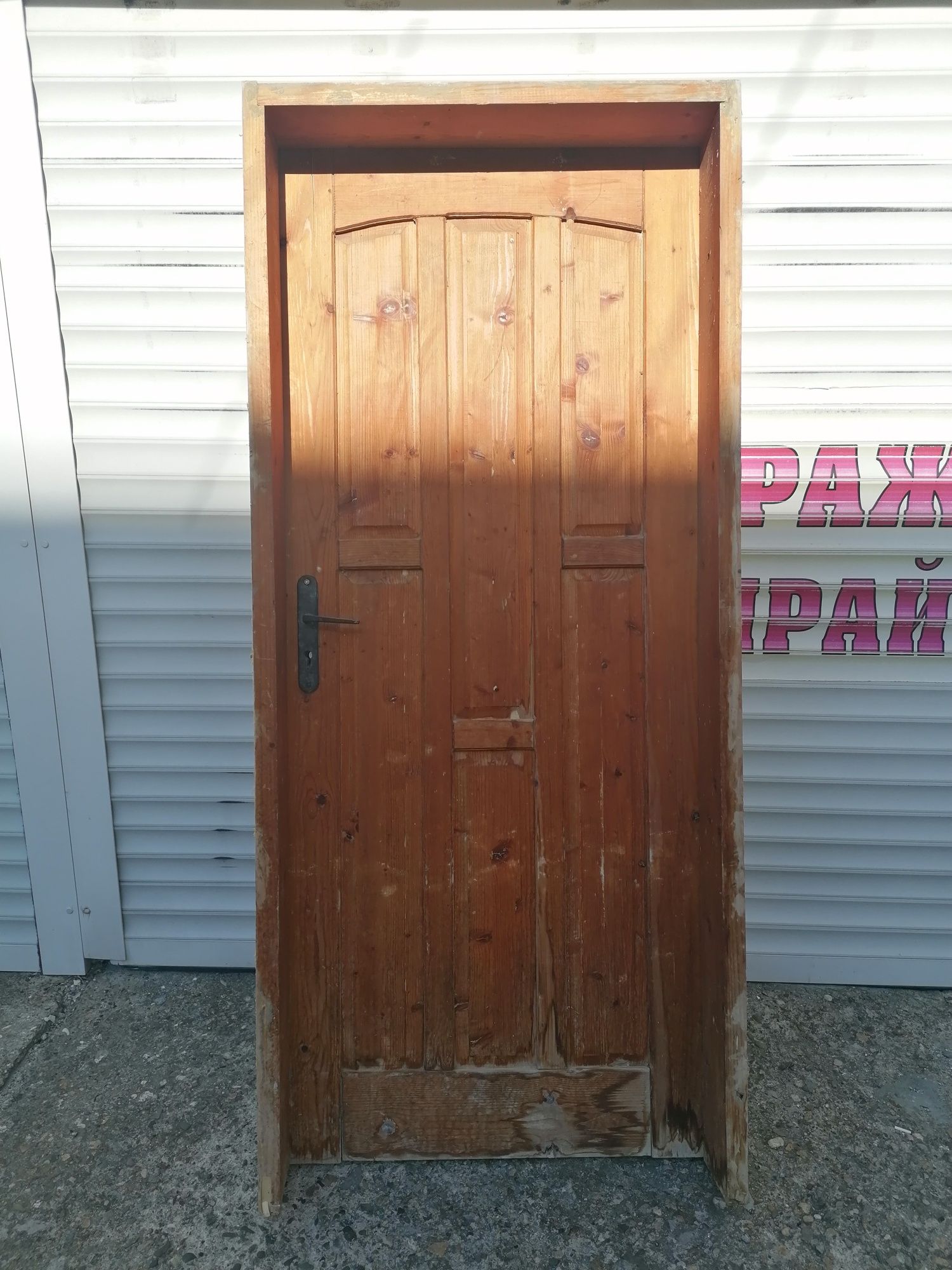 Интериорна дървена врата
