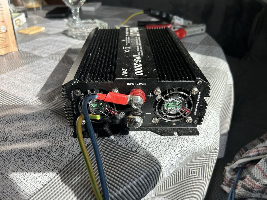 Инвертор “VOLT” 24V DC/220AC IPS-2000