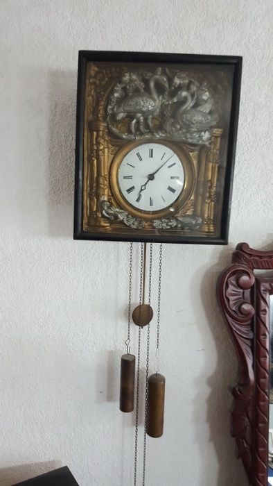 Старинен стенен часовник с формата на иконостас