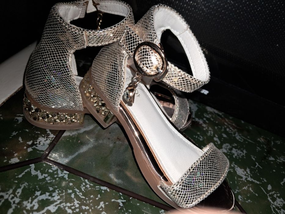 Vand sandale pentru fetita, marimea 26, culoare aurie