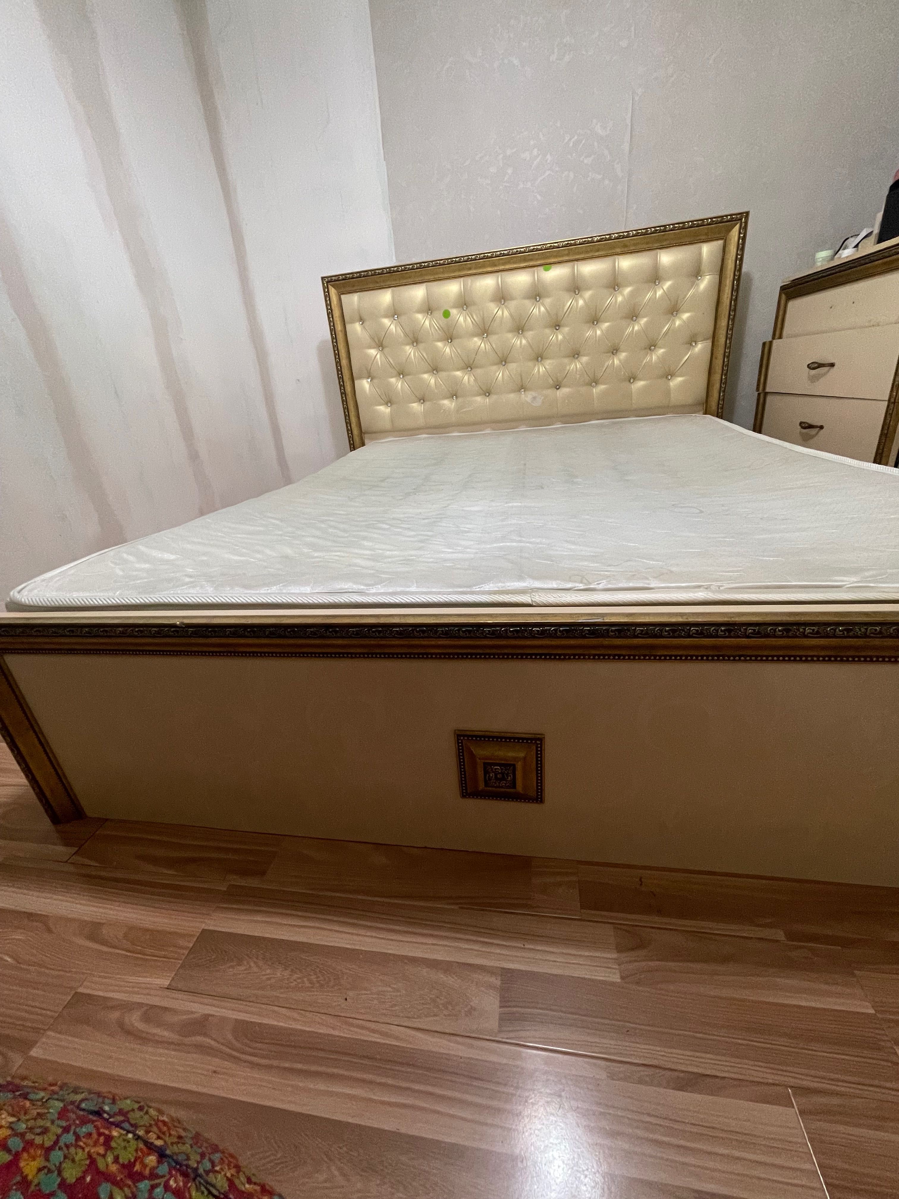 Продам кровать двуспальную 180/200