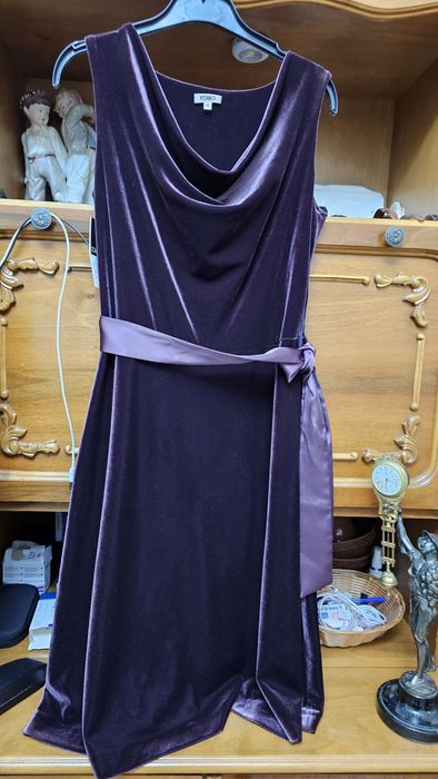 Vand rochie de catifea.