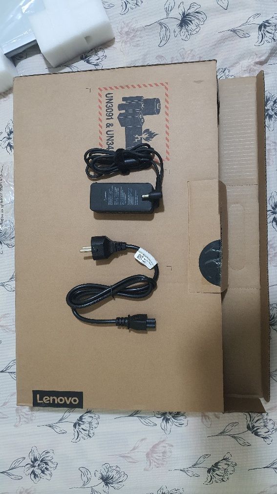 Lenovo Noutbuk sotiladi