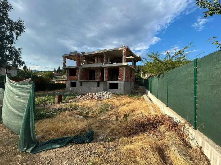 Продава парцел с постройка, на 40км. от София-център