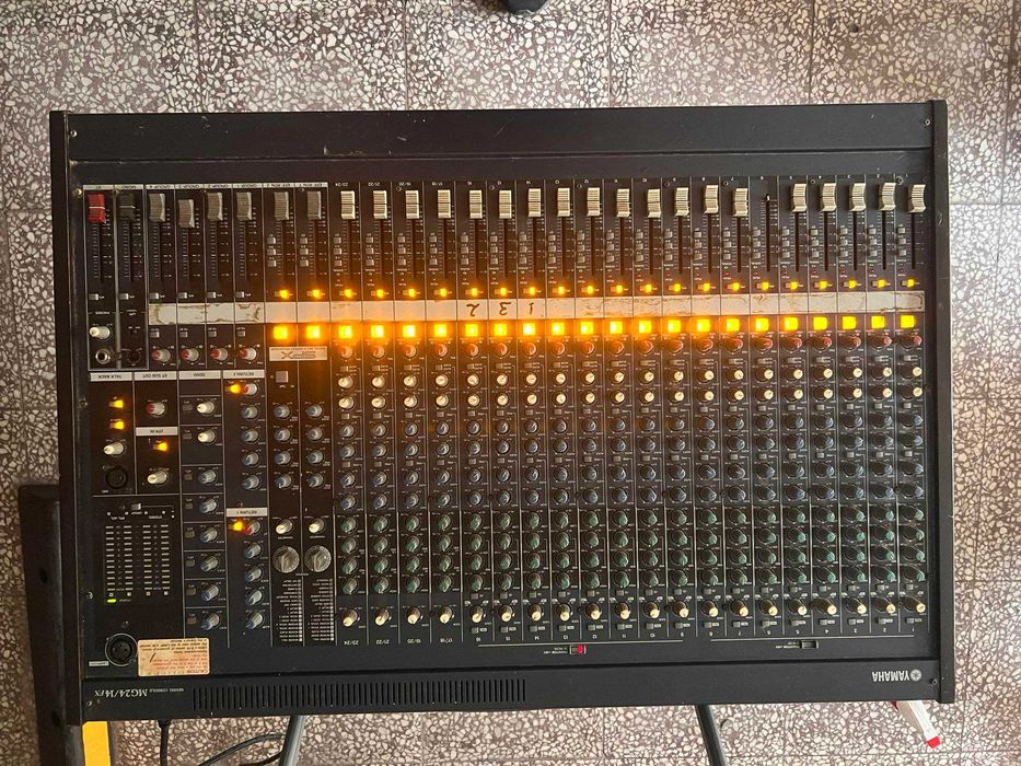 Yamaha mixing console mg24/14fx