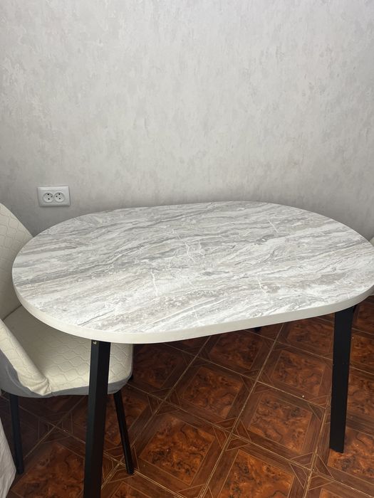 Продам срочно куахнный стол