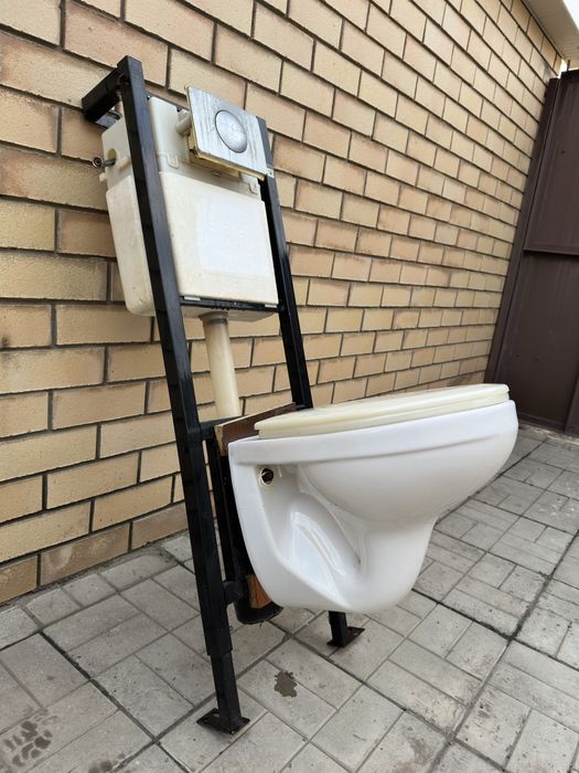 Продам настенный унитаз