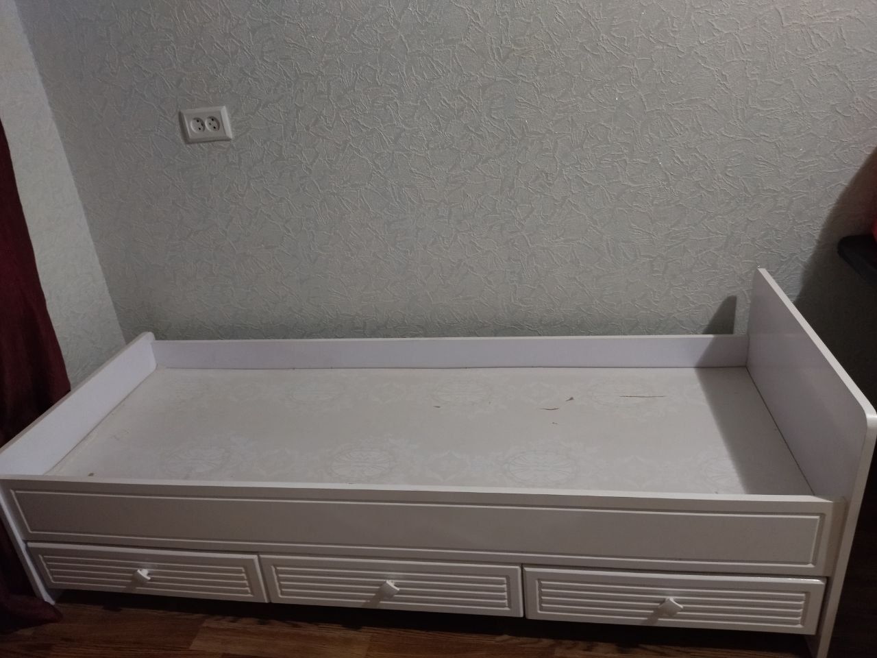 Детская кровать + тумбочка