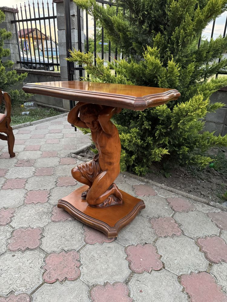 Masuta deosebita din lemn masiv cu blat rotativ