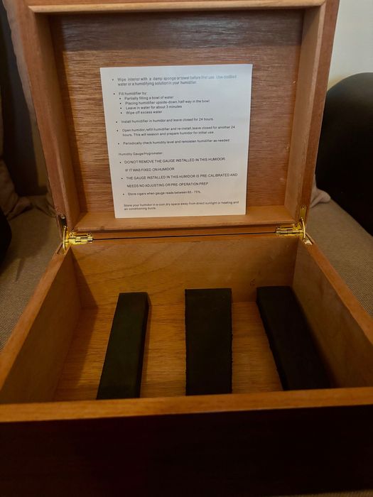 Луксозен хумидор за пури с аксесоари – Чисто нов
