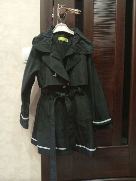 Продам плащи на девочек.