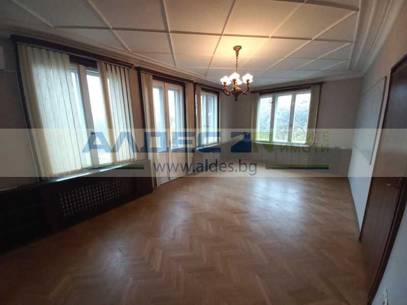 Аристократичен офис до Докторска градина!