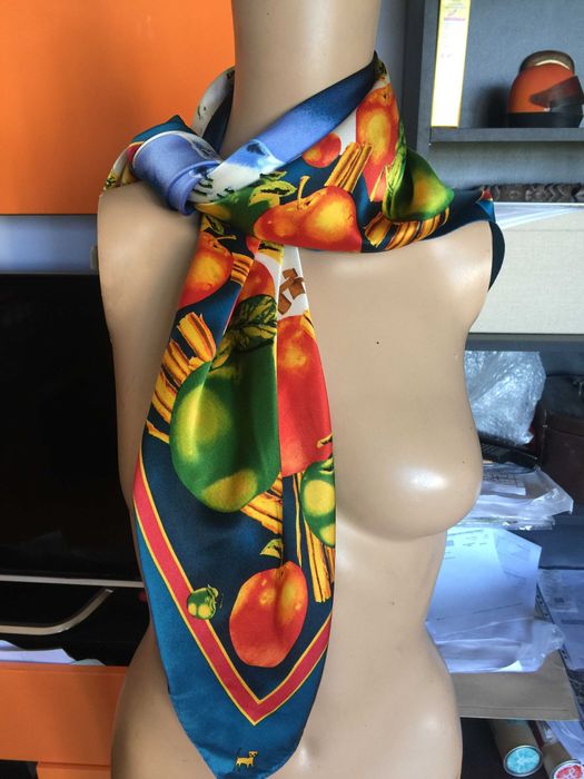 Копринен шал със зимни мотиви