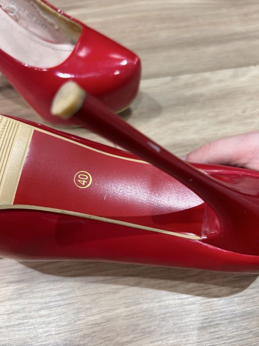 Високи червени токчета