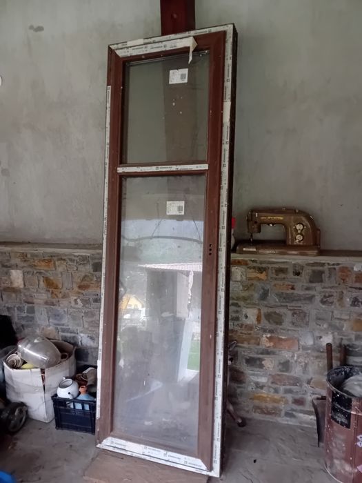 Стъклена врата .