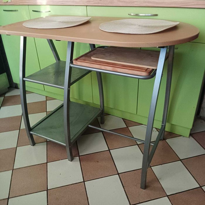 Маса удобна и практична