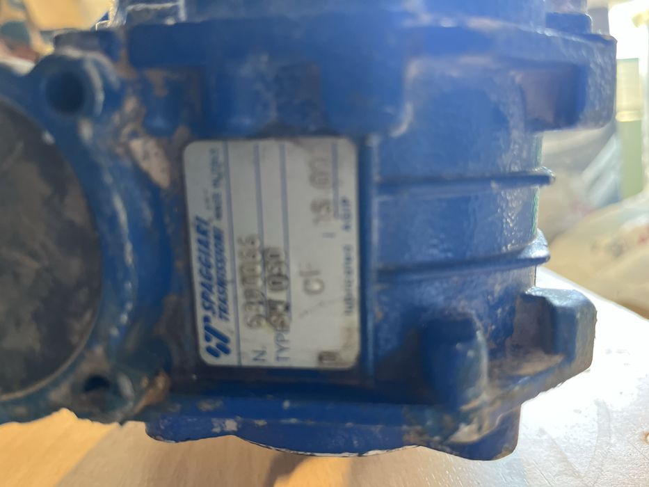 Motor electric cu reductor de 0,37 kw