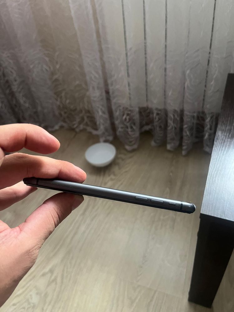 Продам Айфон 11
