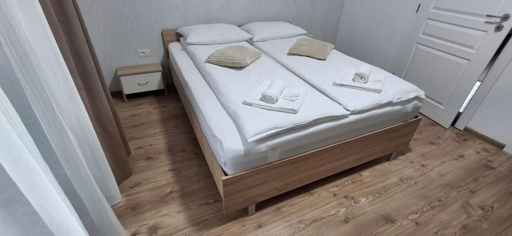 Pat matrimonial cu noptiere și saltea