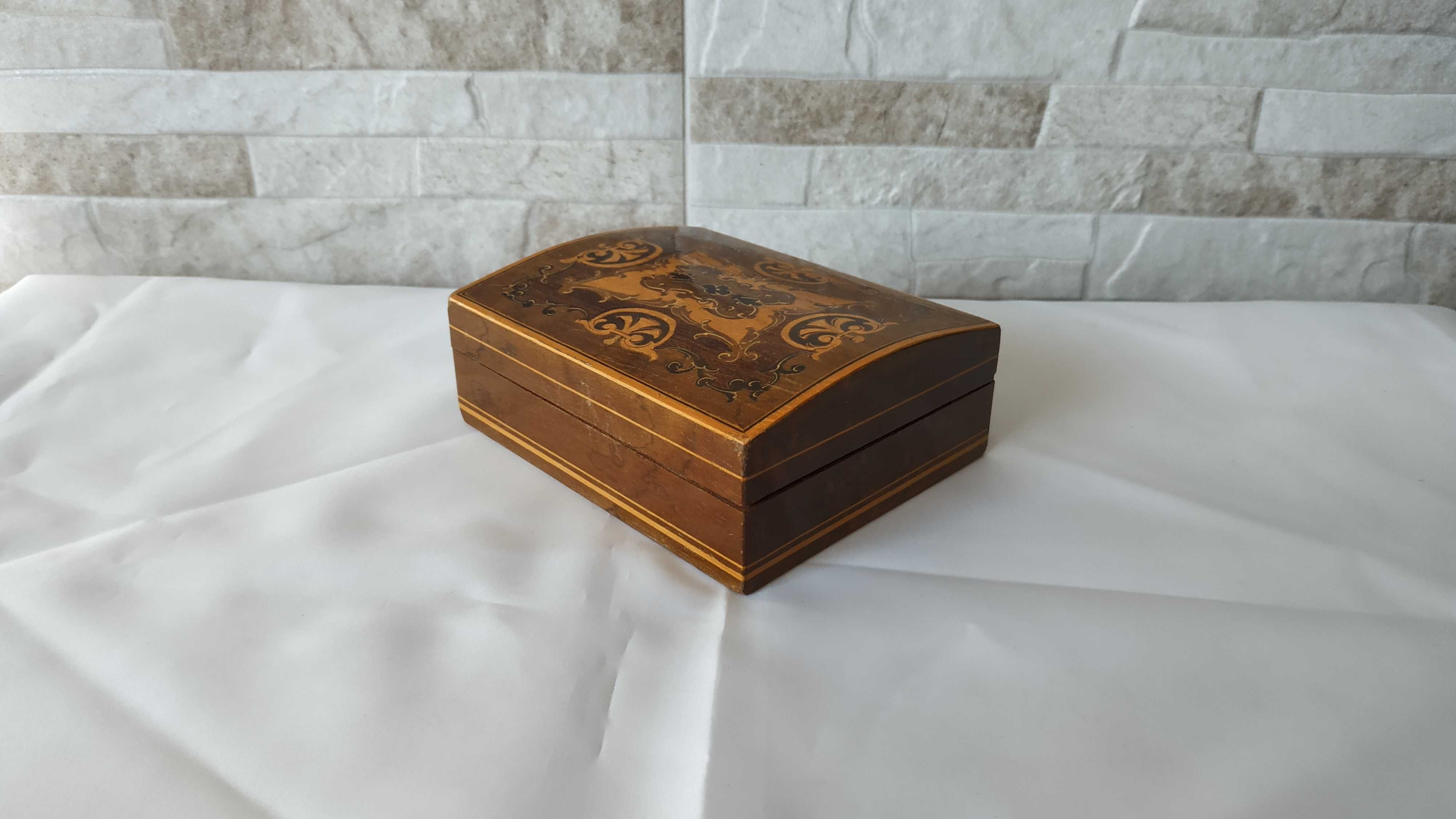 Стара дървена кутия за бижута - украсена с фурнир
