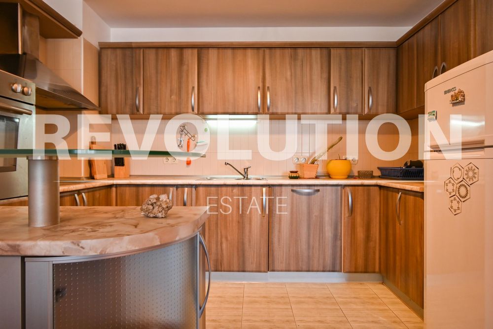 Дава се под наем Тристаен апартамент в София, Оборище - 140 кв.м за 800 € - Снимка #2