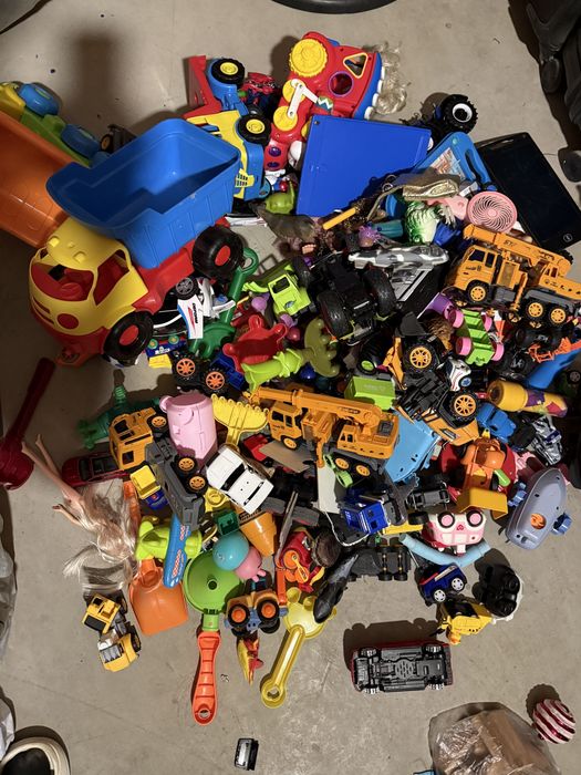 Отдам в дар игрушки, машинки, в отличном состочнии