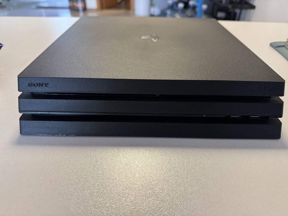 PS4 PRO 1TB + 8 игри