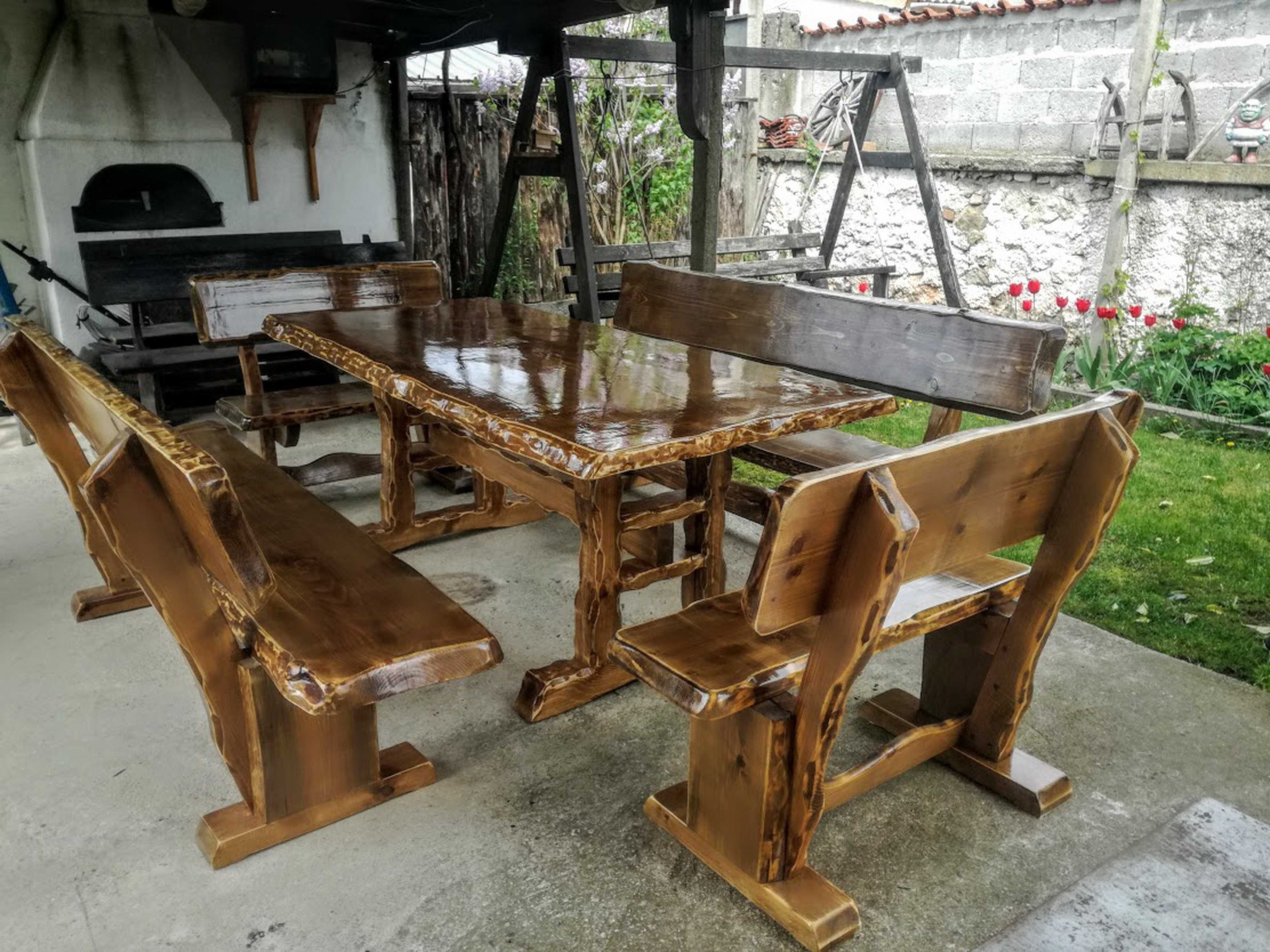 Масивна дървена маса