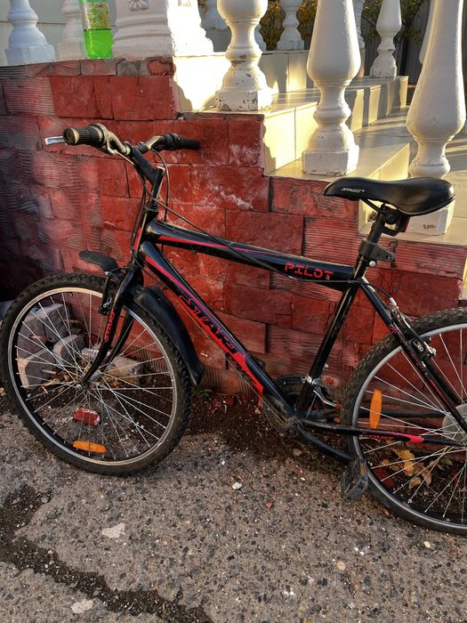 Черный велосипед скоростной