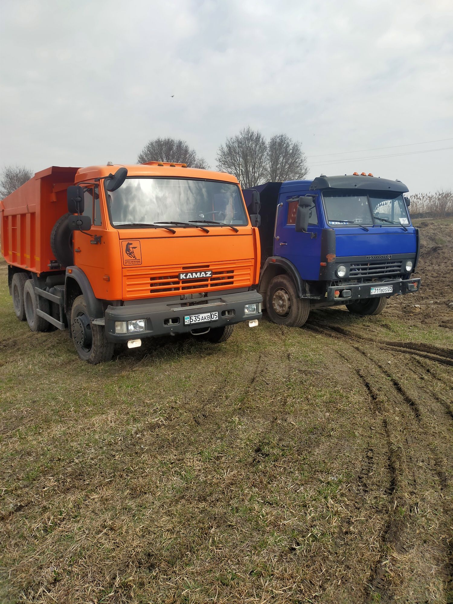 Доставка сыпучих материалов напрямую с карьера.