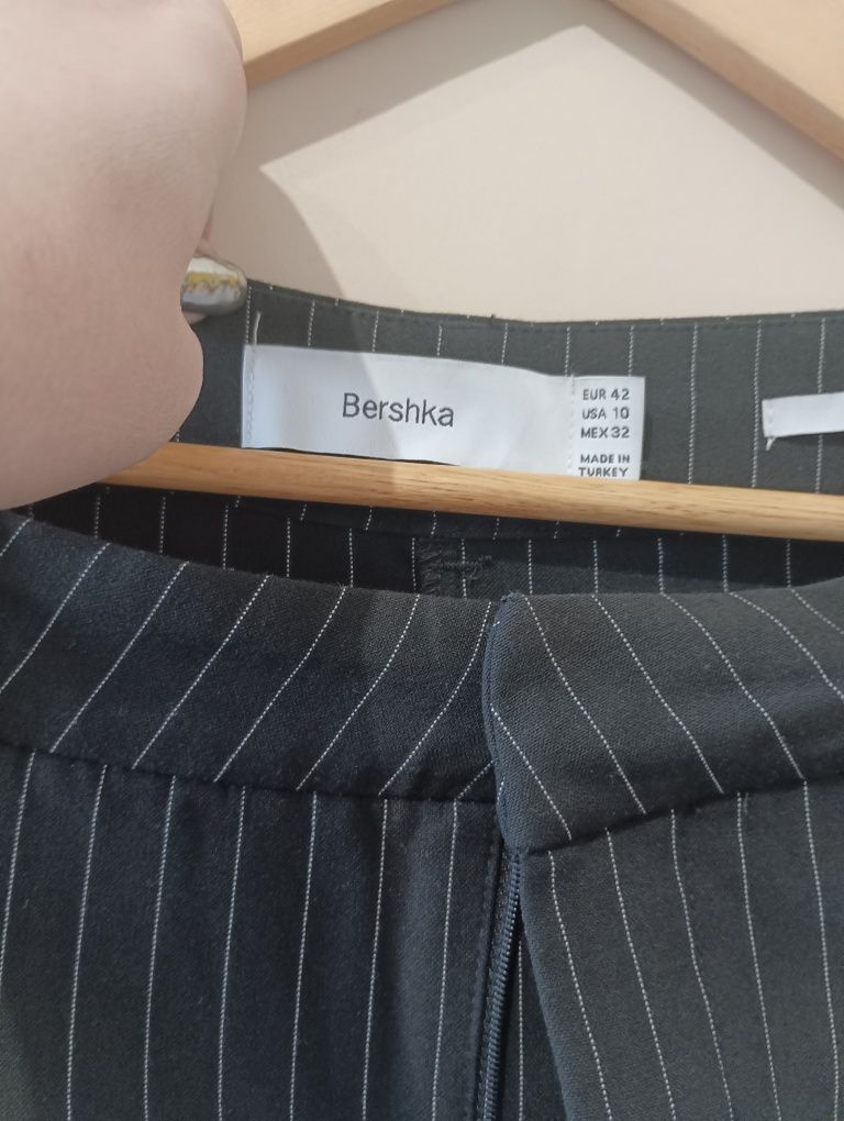 Дамски панталон BERSHKA размер XL