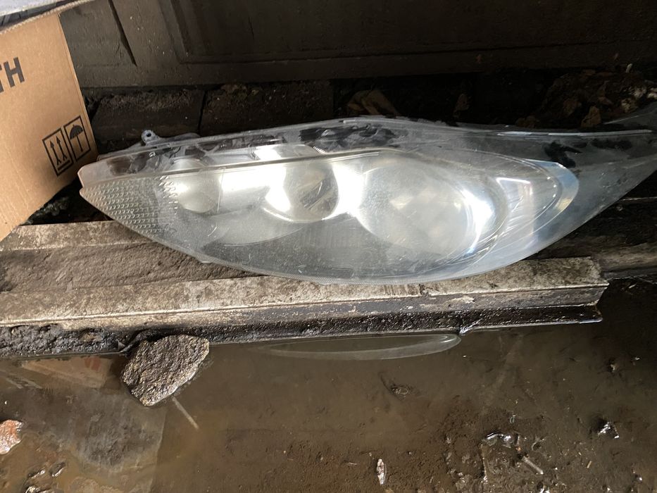 Far Ford fiesta 6 VI 2009 - 2012 far stanga