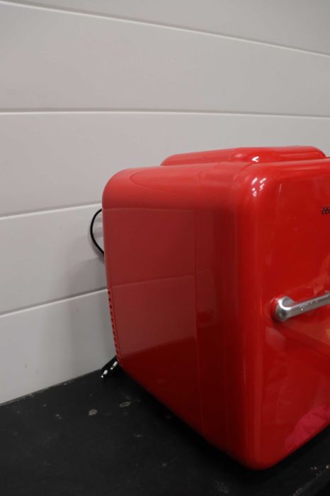 Мини хладилник Cecotec Bolero MiniCooling 4L, работа с 12V-220V