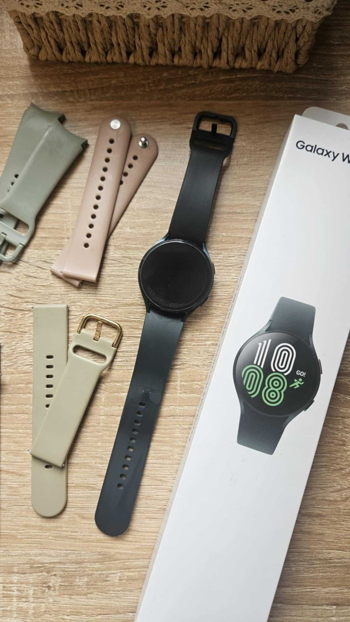 Samsung Galaxy Watch 4 с подарък 3 протектора и 5 допълнителни каишки