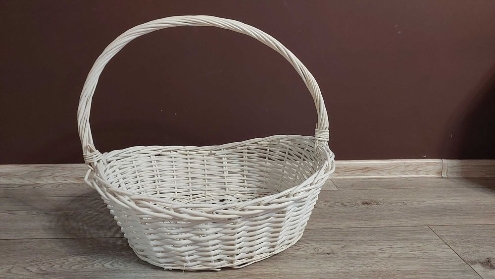 Корзина плетёная белая.