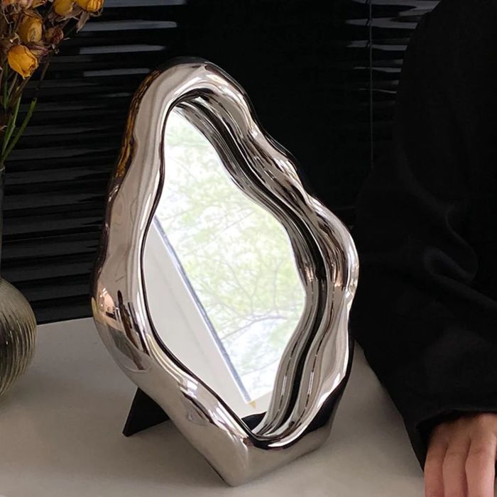 Огледало с овална форма за тоалетка