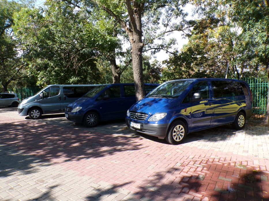 Închiriez Van 8+1 locuri transport persoane, grupuri, muncitori , excu