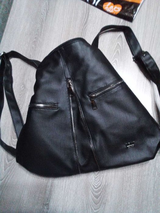 Дамска чанта и раничка в едно