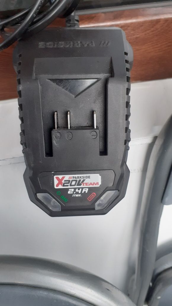 Vând incarcator acumulatori Parkside 12V și 20V