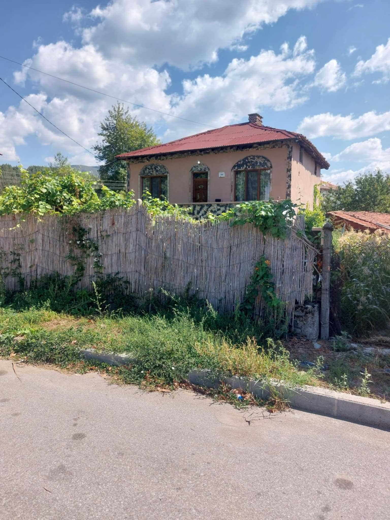 Продавам къща в село гърмен на 2 етажа за повече инвормация на тел.