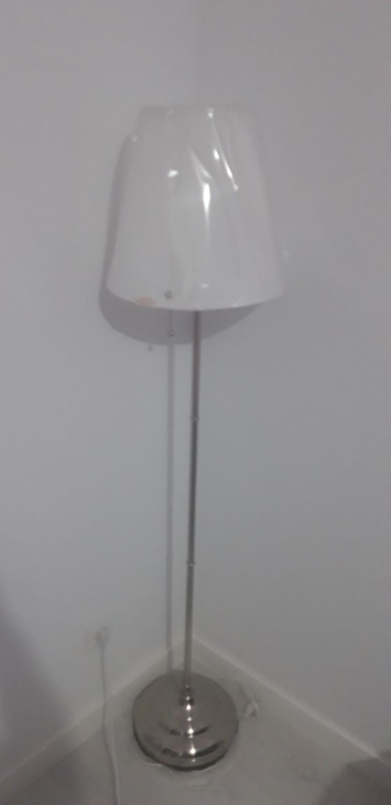 Lampa albă cu picior înalt inox