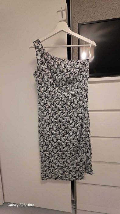 Vand rochii purtate o singură dată