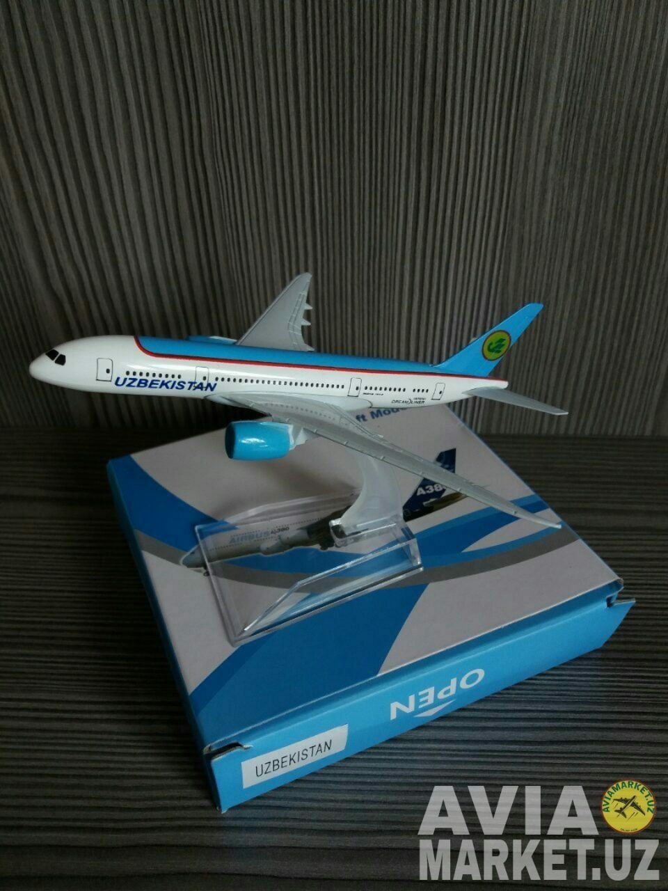 Самолёт модель Boeing 787-800 Dream liner Uzbekistan Airways (сувенир)