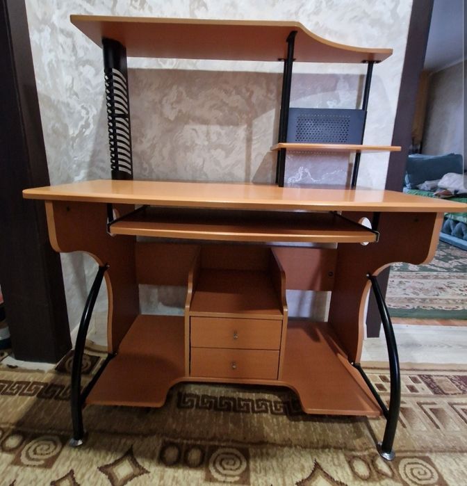 Продам компьютерный стол