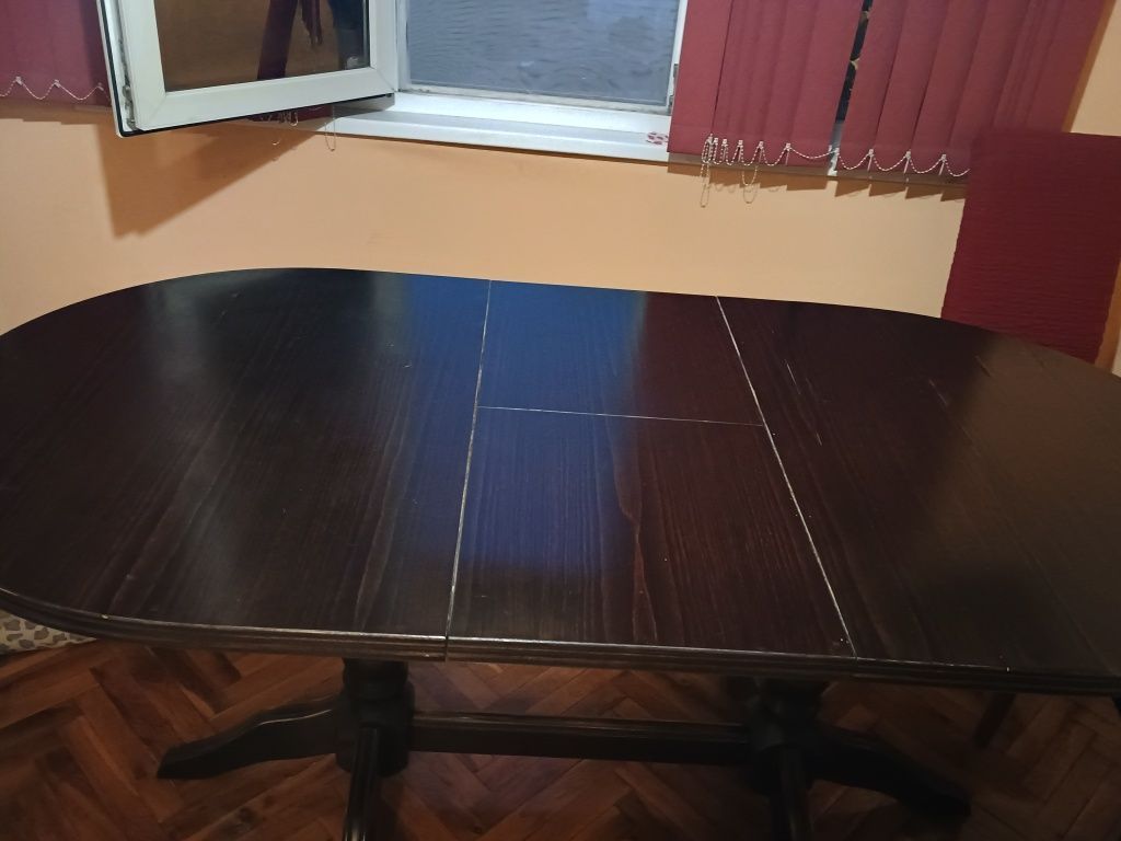 Продавам кухненска масивна маса